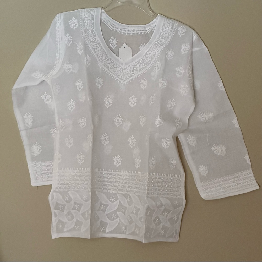Womens White Embroidered tunic Sz medium. NWT 100% Cotton